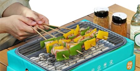 Einweggrill, tragbarer Mini-Holzkohlegrill New Home Kleiner Grill, tragbarer Grill Barbecue-Grillset für das Kochen im Innen- und Außenbereich Leichtes, gebrauchsfertiges Instant-Grillset mit 30 Holzk